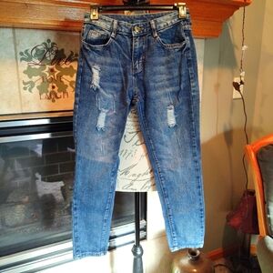 💥 3/$20 Distressed Medium Jeans!